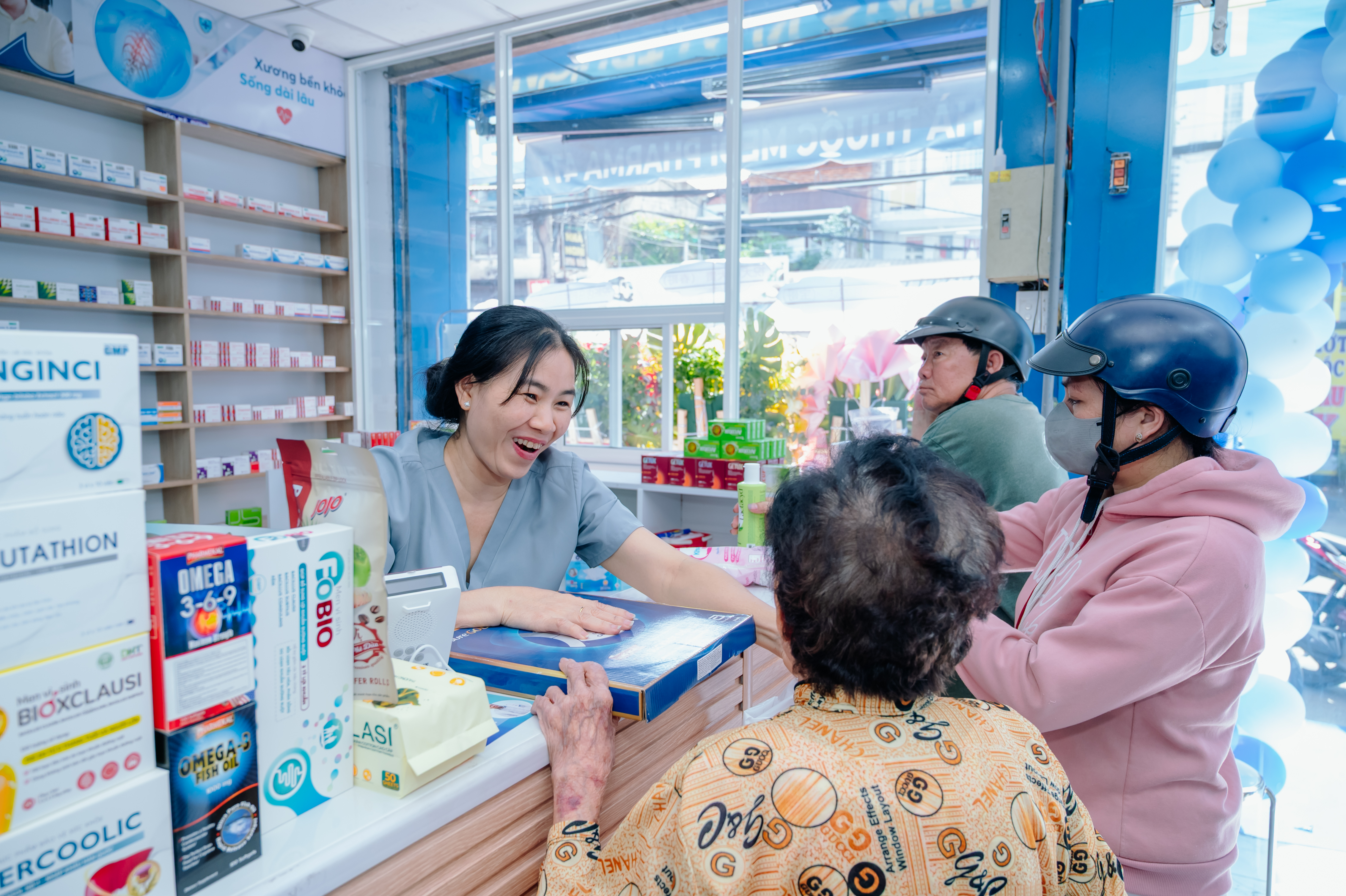Dược sĩ GPP tư vấn thuốc tại nhà thuốc chuẩn GPP 2026 đạt tiêu chuẩn Bộ Y tế